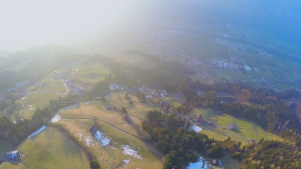 Vista aérea, cidade em vale verde no fundo da montanha, proteção ambiental — Vídeo de Stock