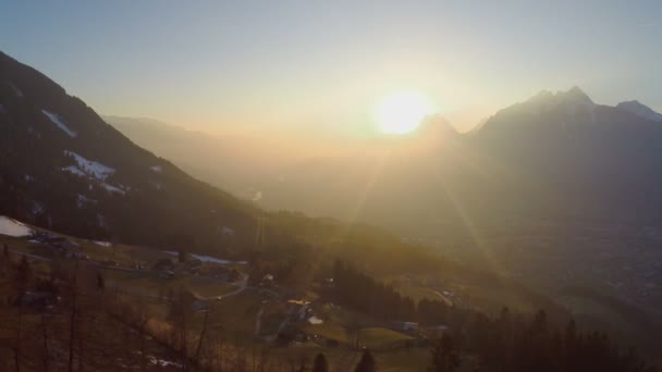 Beau lever de soleil derrière les silhouettes de montagne, symbole d'espoir, rêves, nouveau départ — Video