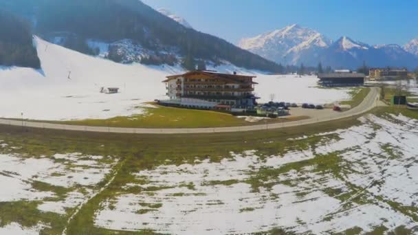 Wüstenstraße, leere Hotels in beliebtem Skigebiet in der Nebensaison in den Bergen — Stockvideo