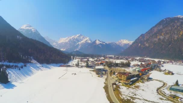 Beautiful winter landscape, peaceful resort town in mountains below blue sky — Stock Video