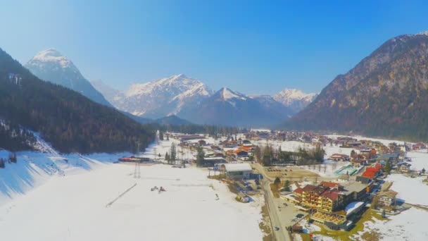 Krásná zimní krajina, mírumilovné městečko v horských letoviscích — Stock video