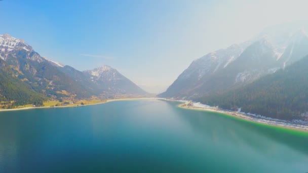 Nádherný výhled na majestátní hory, temně modrý jezero s hladkým povrchem, příroda — Stock video