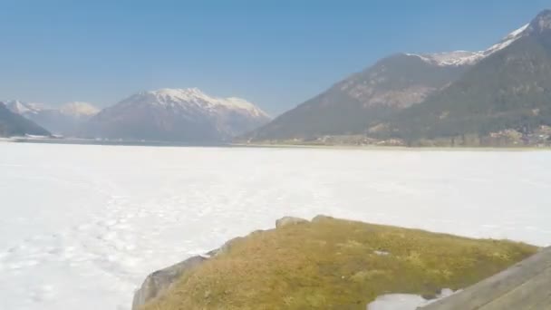 Танення снігу в національному парку, красивий гірський пейзаж, льодовик на вершинах — стокове відео