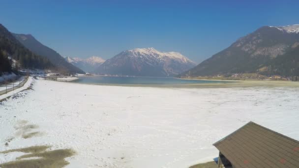 Opuszczonej stacji dokującej i cumowania dla łodzi, woda destylowana alpejskie jezioro — Wideo stockowe