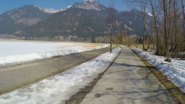 Ciclismo y caminos peatonales en el parque nacional, altas montañas rocosas con glaciar — Vídeo de stock