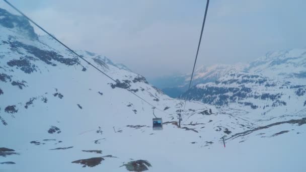 Βουνό τελεφερίκ επιβατών άποψη, εκδρομή στο χιονοδρομικό κέντρο, εξτριμ σπορ — Αρχείο Βίντεο