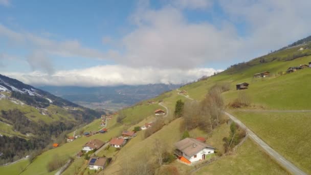 Gyönyörű hegyi táj, zöld lejtők, kis alpesi faluban a házak — Stock videók