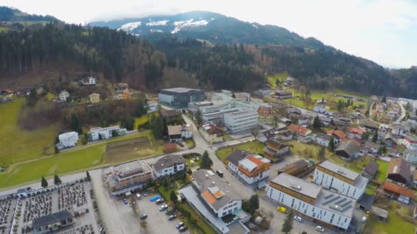 Vista aérea de la fábrica de Swarovski en la gran ciudad moderna en el fondo de la montaña, Wattens — Vídeo de stock