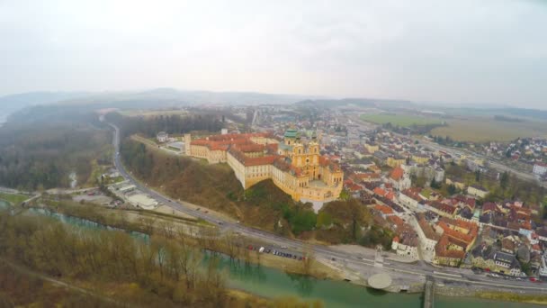 Veduta aerea dell'Abbazia di Melk in Austria e del Danubio. Inverno, freddo — Video Stock