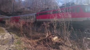 Yüksek hızda ileterek yolcu treni. Demiryolu taşıma sistemi