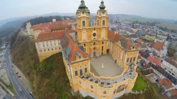 Csodálatos felüljáró kilátás a Melki apátság, Ausztria. Gyönyörű, barokk stílusú épületben — Stock videók