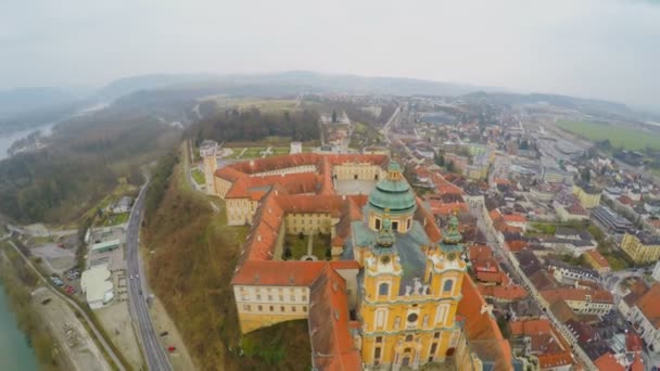 Zdjęcia lotnicze z pięknym Opactwa Benedyktynów w Melku w Austrii. Nad Dunajem. Zimna, deszczowa pogoda — Wideo stockowe