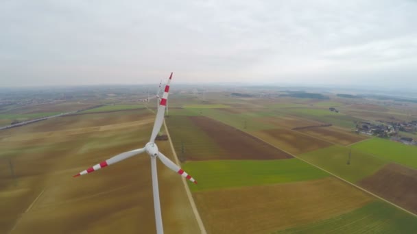 Letecký snímek rotující větrné turbíny. Deštivé počasí. Energetická soběstačnost — Stock video