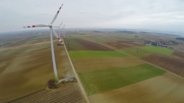 Vista aérea de turbinas eólicas com enormes lâminas rotativas. Produção de energia verde — Vídeo de Stock