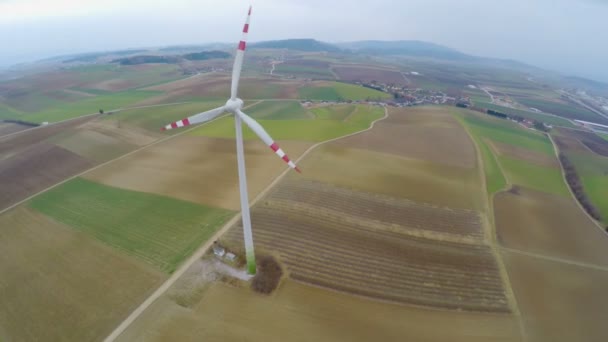 Huge draaiende wieken van een windturbine in platteland, luchtfoto. Elektriciteitsproductie — Stockvideo