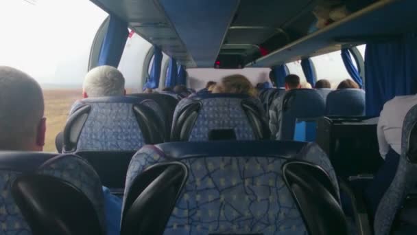 Turystyczny autobus pełen pasażerów. Ludzie na niedrogim, w klasie ekonomicznej — Wideo stockowe