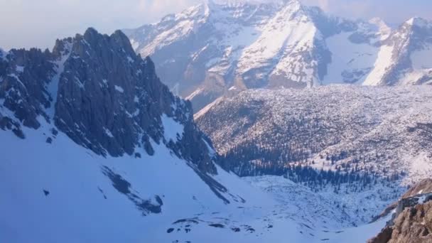 Collines de montagne et vallée enneigée. Météo ensoleillée. Panorama horizontal — Video