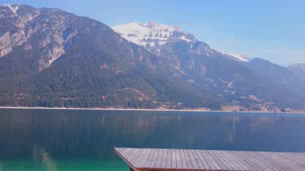 Wooden quay beside magnificent Achensee lake, Austria. Spectacular winter pan — Stock Video