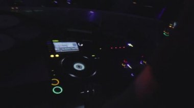 Genç adam Dj Güverte, ses karıştırma gece kulübünde gerçekleştirme