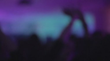 Having oyunculuk, müzik gece kulübünde, kızlar dans keyfi kalabalık