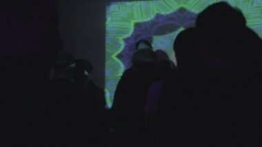 Parti gece kulübü. Gerçekleştirmeyi DJ club, birçok kişi clubbing, dans, takılmak