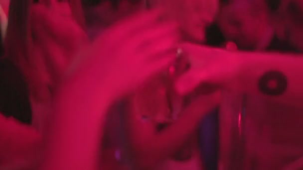 Many young people hang out in nightclub, dancing, having drinks — Stock Video