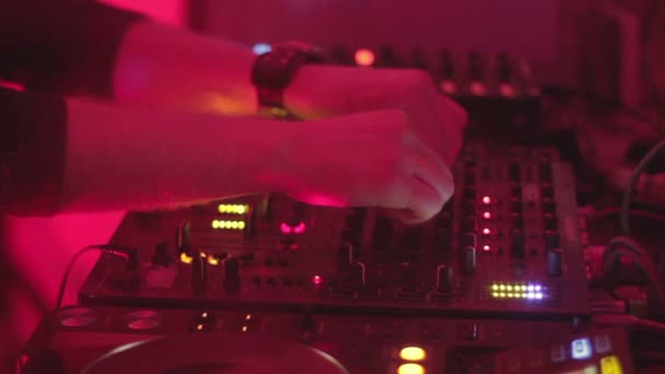 Mãos masculinas girando, comutando controles no deck de DJ, vídeo borrado — Vídeo de Stock