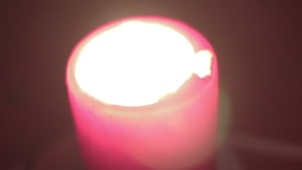 Luz de vela brillante desenfocada ardiente, memoria, símbolo romántico — Vídeos de Stock