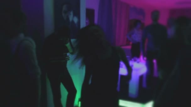 Sexy Model tanzen, betrunkener Kerl, viele Leute Clubbing, Dunkelheit — Stockvideo