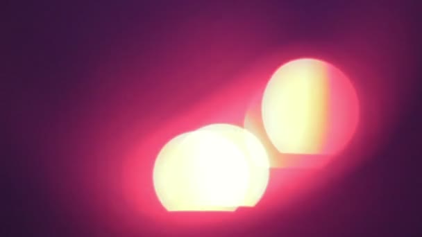 Rode lichten verplaatsen in kringen in duisternis, nachtclub verlichting — Stockvideo