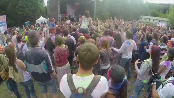 Jonge mannen en vrouwen op concert — Stockvideo