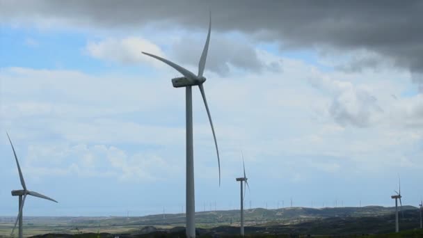 Hélices de turbina eólica giratorias — Vídeo de stock