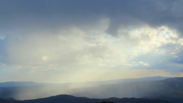 Rayos de sol brillando a través del cielo — Vídeos de Stock