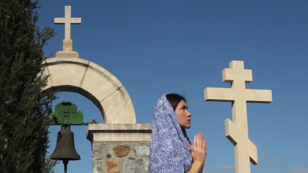 Náboženské žena se modlí — Stock video
