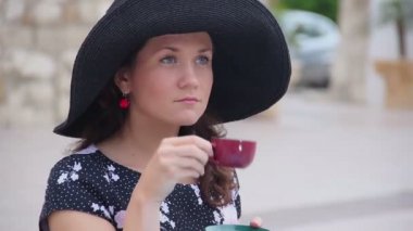 Akıllı telefon kullanan güzel bir kadın.