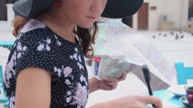 Güzel kadın planlama seyahat