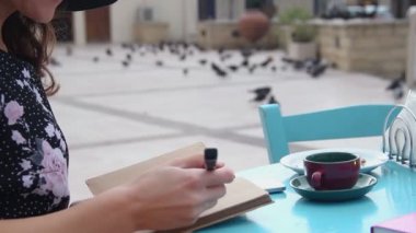 Esmer bir günlük yazma Resort