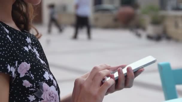 Frau nutzt Smartphone — Stockvideo