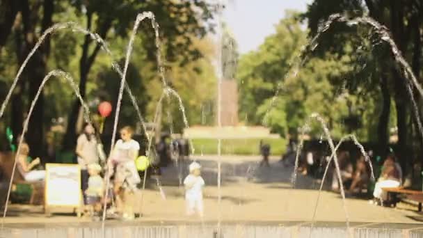Дети играют с воздушными шарами в парке — стоковое видео