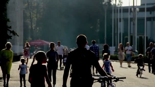 Взрослые и дети на велосипедах — стоковое видео
