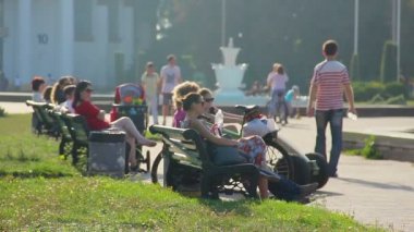 İnsanların geri kalanı üzerinde park banklar