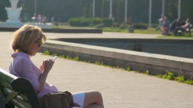 Smartphone'da chat yapan erkek