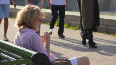 kadın newsfeed smartphone cep telefonu ile kontrol