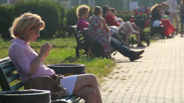 Žena, hledá prostřednictvím diskusních příspěvků na smartphone — Stock video