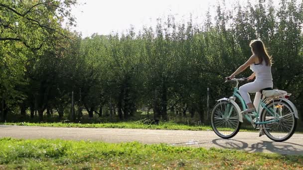Kadın parkta bisiklet sürme — Stok video
