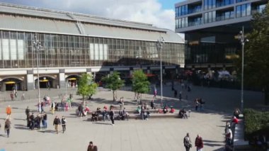 Alexanderplatz adlı yürüyüş insanlar