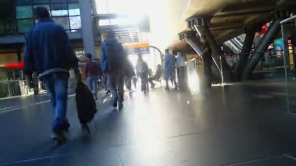 Mensen lopen op SNCF-station — Stockvideo