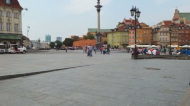 insanlar arasında Varşova meydanında yürürken, insanlar