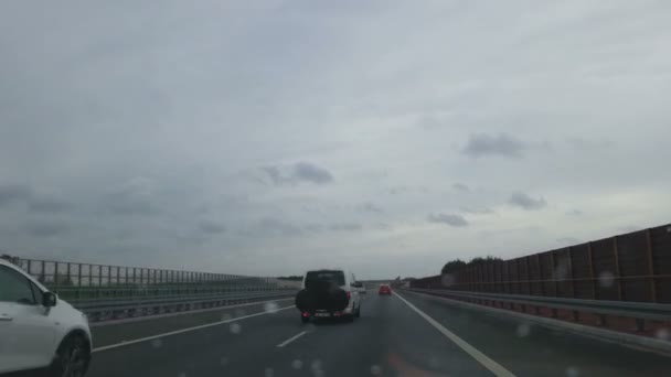 Conducción a alta velocidad bajo la lluvia — Vídeo de stock
