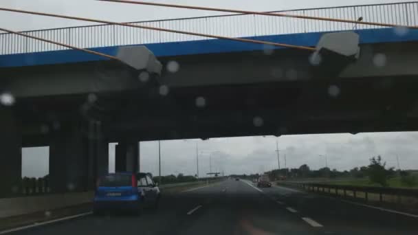 Coche conduciendo bajo la lluvia — Vídeo de stock